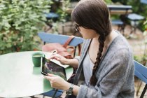 Женщина работает на планшете в перерыве на кофе — стоковое фото