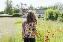 Donna che tiene fiori di papavero — Foto stock
