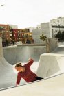 Donna che guida skateboard — Foto stock