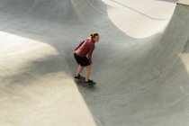 Donna skateboard sulla rampa — Foto stock