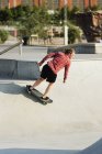Donna skateboard sulla rampa — Foto stock