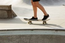 Mulher skate no parque de skate — Fotografia de Stock