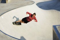 Femme skateboard sur rampe — Photo de stock
