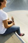 Teenager-Mädchen sitzt am Rand der Rampe — Stockfoto