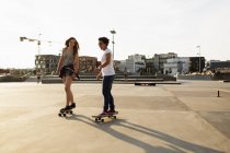 Skateboarder femminili che cavalcano nello skate park — Foto stock