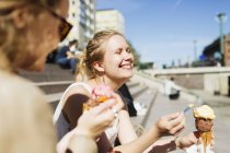 Freundinnen halten Eistüten in der Hand — Stockfoto