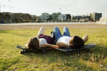Teenage friends relaxing on skateboards — Stock Photo