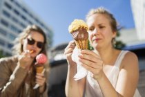 Mujeres sosteniendo helados derretidos - foto de stock