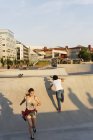 Freunde laufen auf Rampe im Skatepark — Stockfoto