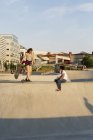 Скейтбордисти на краю пандуса в скейт-парку — стокове фото