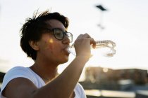 Teenager Mädchen trinkt Wasser — Stockfoto