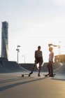 Девушки-подростки со скейтбордами в скейт-парке — стоковое фото