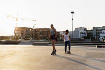 Girls skateboarding in skate park — Stock Photo