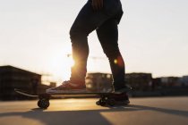 Teenage girl skateboarding — Stock Photo