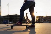 Teenage girl skateboarding in skatepark — Stock Photo