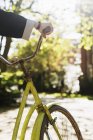 Femme tenant poignée de vélo — Photo de stock