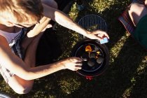 Mann bereitet Grillen bei Picknick vor — Stockfoto