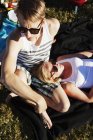 Uomo e donna che si rilassano al picnic — Foto stock