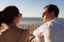 Homme et femme à la plage — Photo de stock