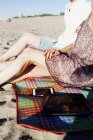Uomo e donna che si rilassano in spiaggia — Foto stock