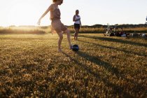Donna che gioca a calcio con un amico — Foto stock