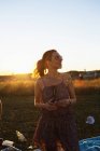 Женщина стоит на поле — стоковое фото