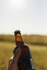 Homem segurando garrafa de cerveja — Fotografia de Stock
