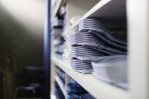 Chemises empilées dans des étagères — Photo de stock