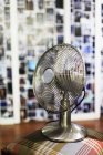 Електричний вентилятор на табуреті — стокове фото