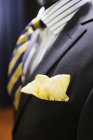 Pañuelo amarillo en el bolsillo del traje - foto de stock