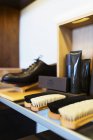Spazzole per scarpe lucide sullo scaffale — Foto stock