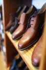 Sapatos formais dispostos na prateleira — Fotografia de Stock
