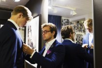Verkäufer passt Anzug auf Kundin an — Stockfoto