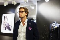 Designer masculino em pé no showroom — Fotografia de Stock