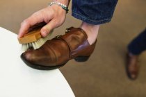Kundin benutzt Pinsel auf Schuh — Stockfoto