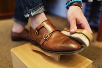 Cliente utilizzando pennello sulla scarpa — Foto stock