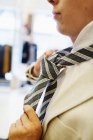 Cliente amarrando gravata — Fotografia de Stock