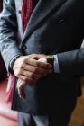 Бизнесмен трогает наручные часы — стоковое фото
