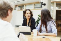 Geschäftskollegen diskutieren im Büro — Stockfoto