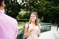 Жінка дивиться на чоловіка друга в парку — стокове фото
