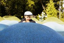 Хлопчик спирається на штучний пагорб — стокове фото