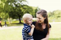 Donna guardando il figlio nel parco — Foto stock