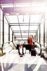 Geschäftsfrauen fahren Rolltreppe hinunter — Stockfoto