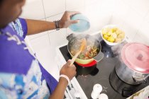 Mann bereitet Essen in Küche zu — Stockfoto