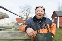 Рыбак в защитной рабочей одежде за пределами рыбной промышленности — стоковое фото