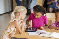 Дети, использующие цифровой планшет в классе — стоковое фото