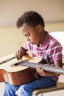 Junge spielt Gitarre — Stockfoto