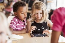 Bambini che usano tablet digitale — Foto stock