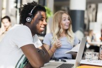 Estudiante universitario masculino escuchando música - foto de stock