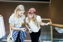 Schüler nutzen Smartphone auf Stufen — Stockfoto